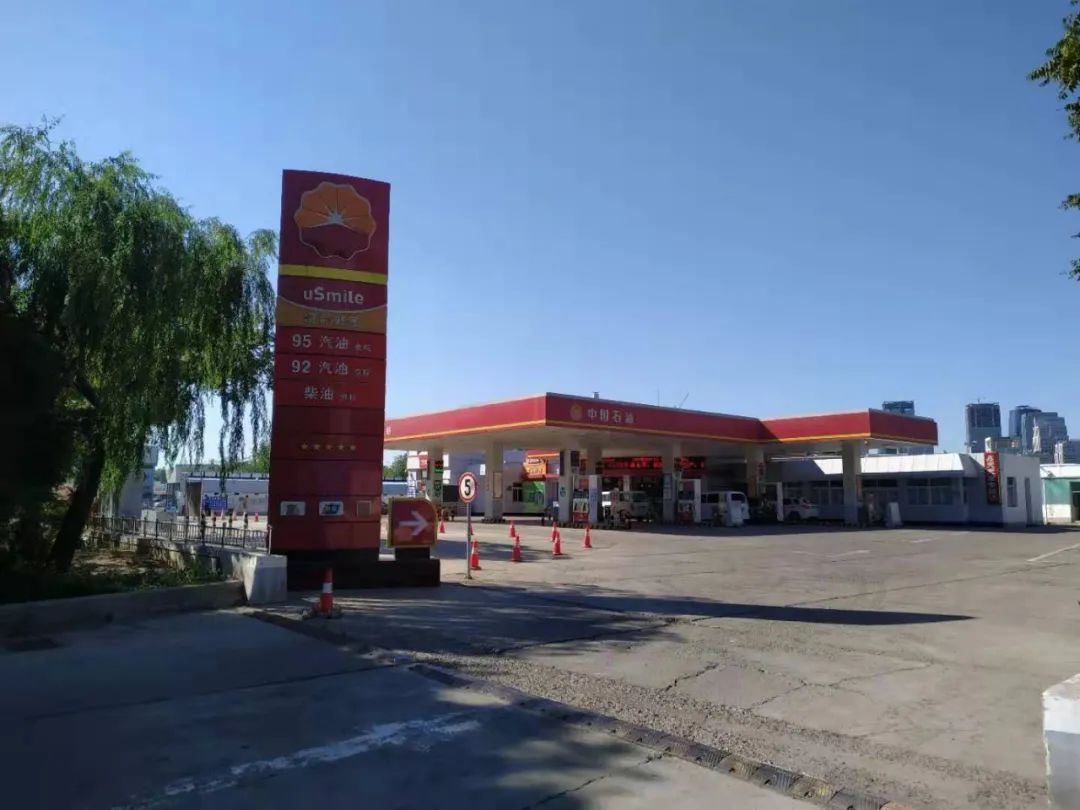 直击新发地市场内的中国石油加油站