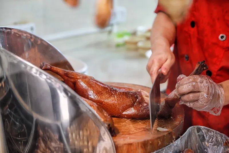 烧腊师傅手起刀落,精准斩件,一气呵成.求是记者张芯蕊 摄