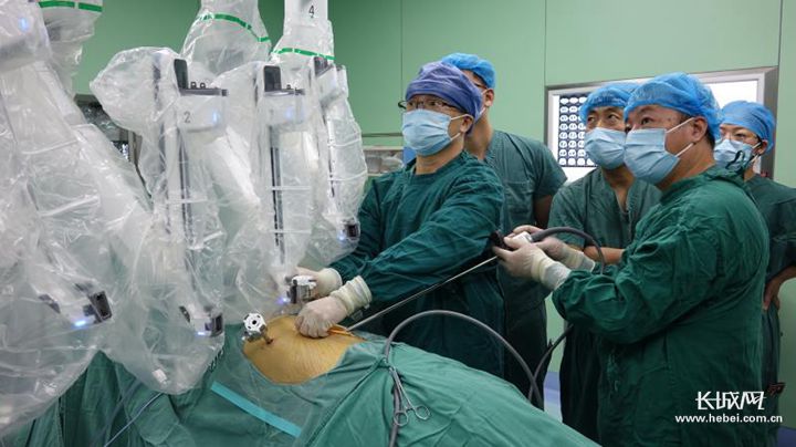 三头四臂手术机器人在河北省胸科医院上岗