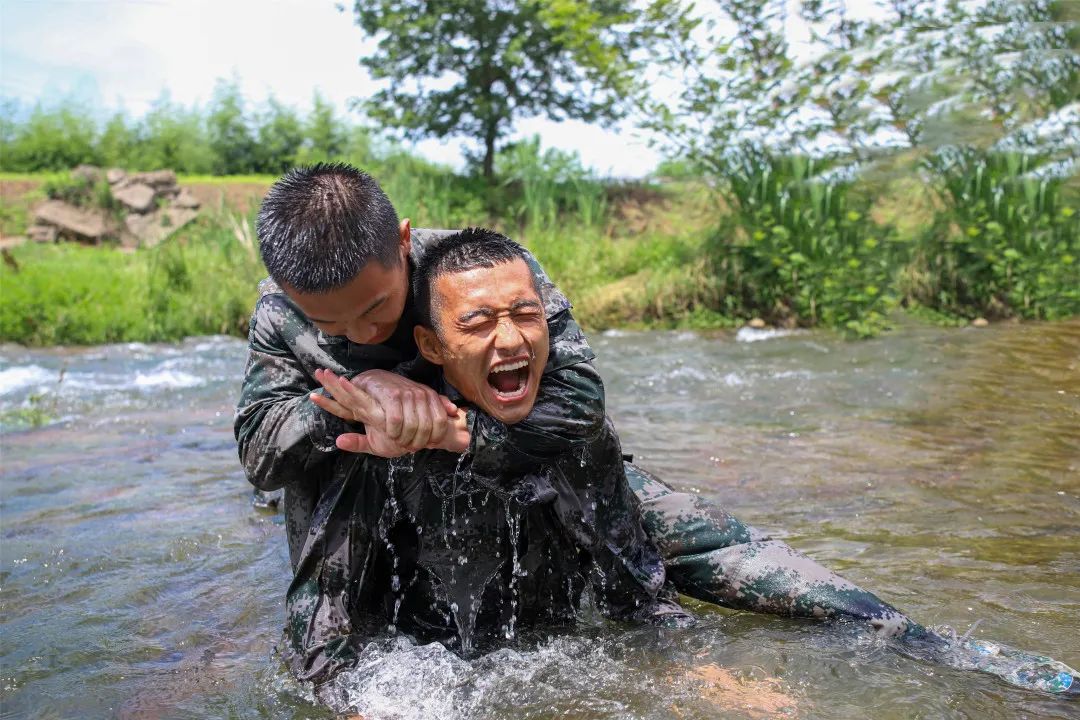 水中摔擒训练水中摔擒训练我们一起跟随镜头来感受话不多说磨砺军人血