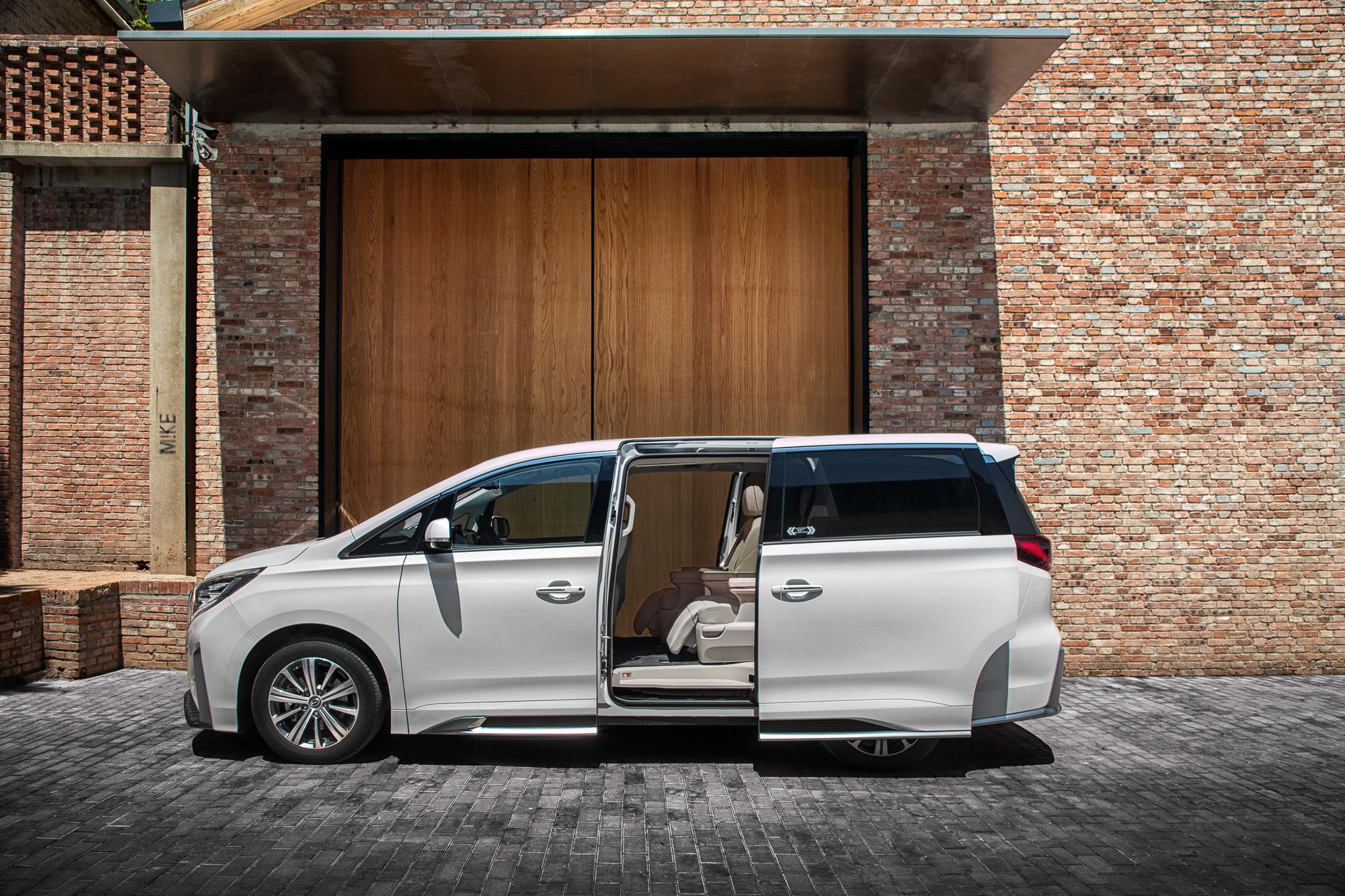 传祺gm8大师版最适合中国企业家的豪华商务mpv震天翼霸气造型气场全开