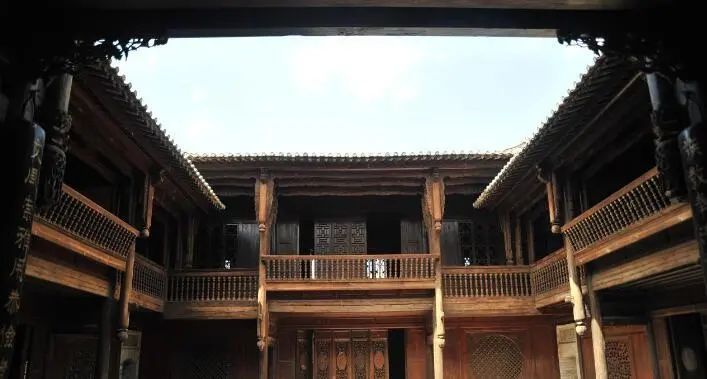 图为"一颗印"式四合院住宅.