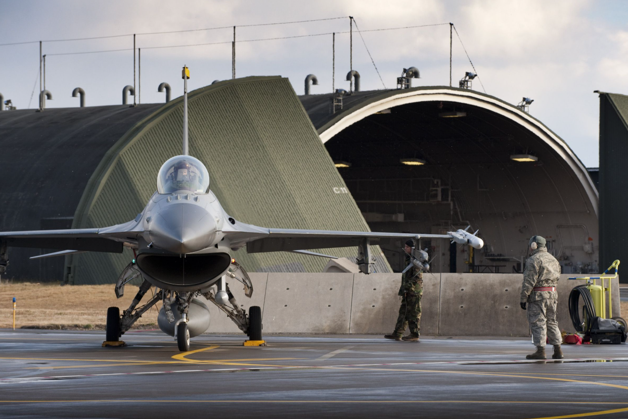 部署在三泽基地的美军f-16战斗机