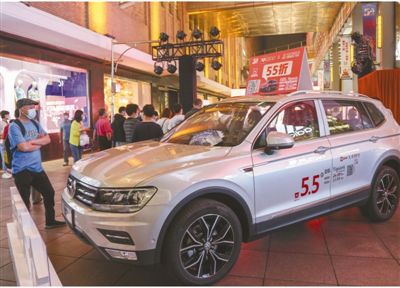 近日，上海南京路步行街上，不少商家采取“线上线下”联动方式推出各类汽车促销活动。图为促销活动现场。