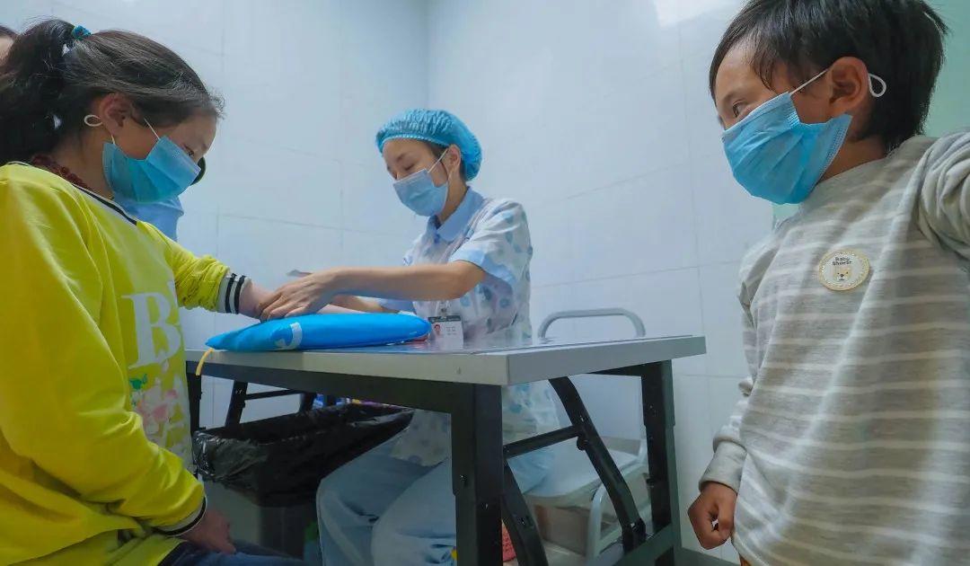 成都商报姐弟俩同患先天性心脏病 12岁姐姐说先救弟弟