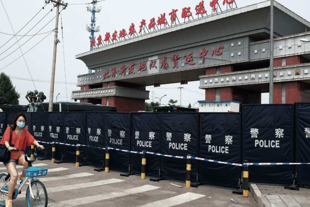6月13日下午,北京新发地农产品城市配送中心、北京新发地汉龙货运中心均已封闭,周边道路实行了交通管制。摄影/本刊记者 张旭