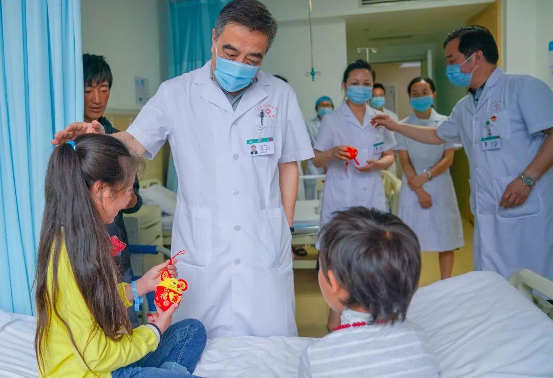 成都商报姐弟俩同患先天性心脏病 12岁姐姐说先救弟弟