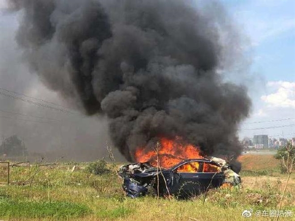网传Model 3自动加速 刹车失灵后碰撞起火!特斯拉回应