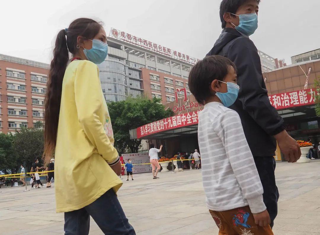 成都商报姐弟俩同患先天性心脏病 12岁姐姐说先救弟弟