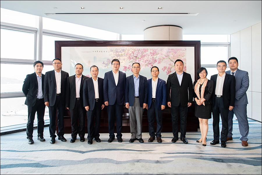 周松会见上海银行副行长施红敏