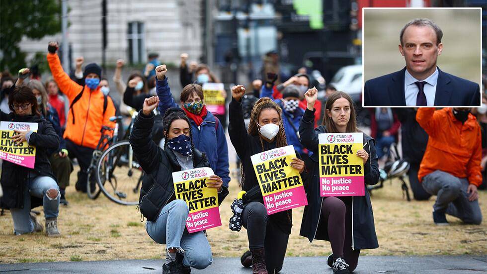 被问是否会单膝跪地支持抗议英国外交大臣只跪女王和妻子