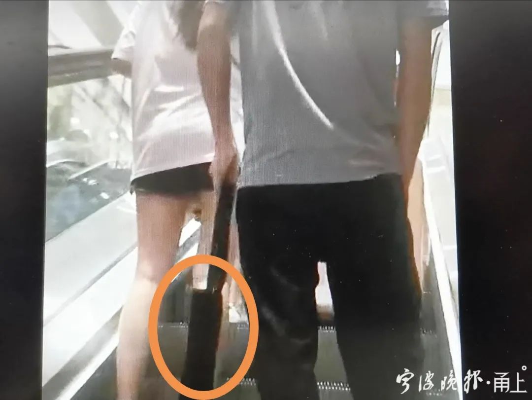 警惕这种黑色手袋！已有多名女性受害被偷拍