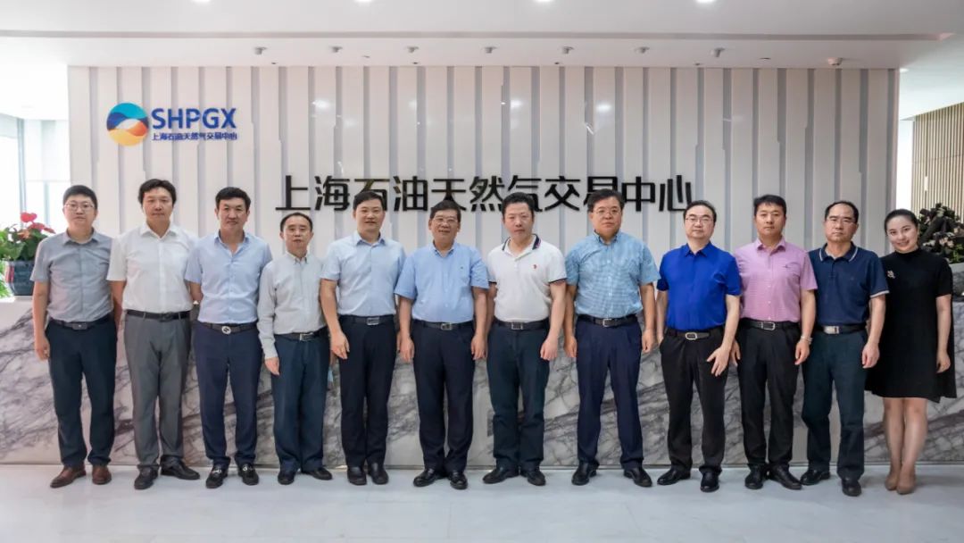 中国铁投董事长全国煤炭交易中心董事长黄桂章调研上海石油天然气交易