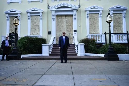  6月1日，美国总统特朗普手持圣经站在圣约翰圣公会教堂前。新华/法新