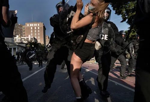  6月1日，在拉斐特公园附近，警察在驱散抗议者。新华/路透