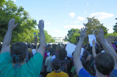 5月31日,在美国首都华盛顿,人们在白宫前举手抗议.