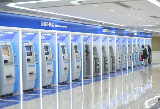资料图为民众正在自助办税区办理相关业务.陈超 摄