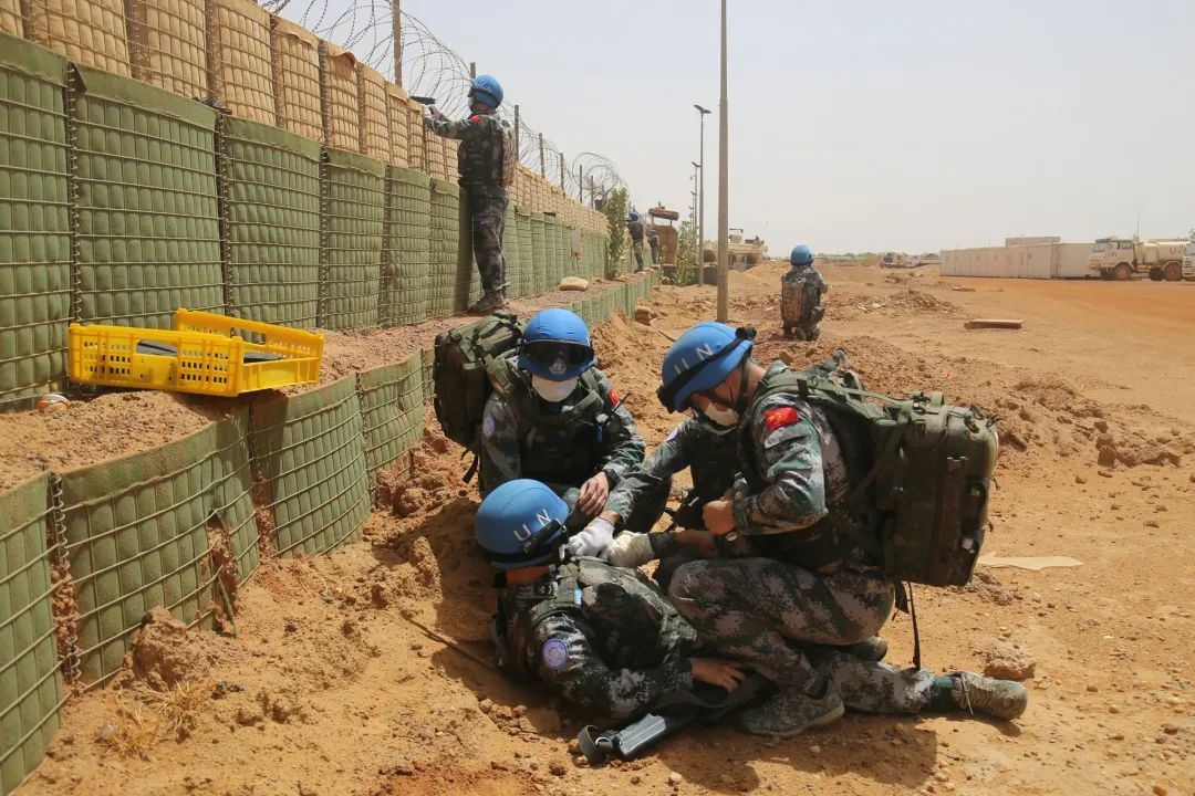 中国第7批赴马里维和工兵分队开展营区综合性防卫演练