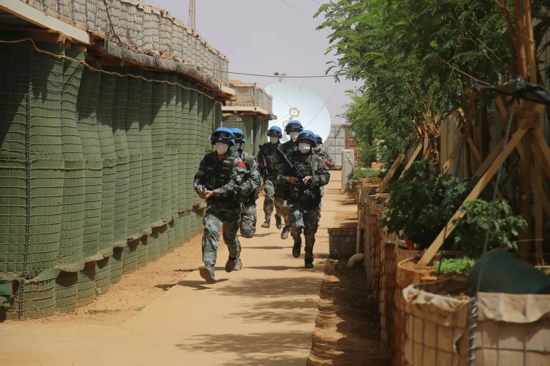 维和官兵持枪奔向战斗位置.高嵩 摄