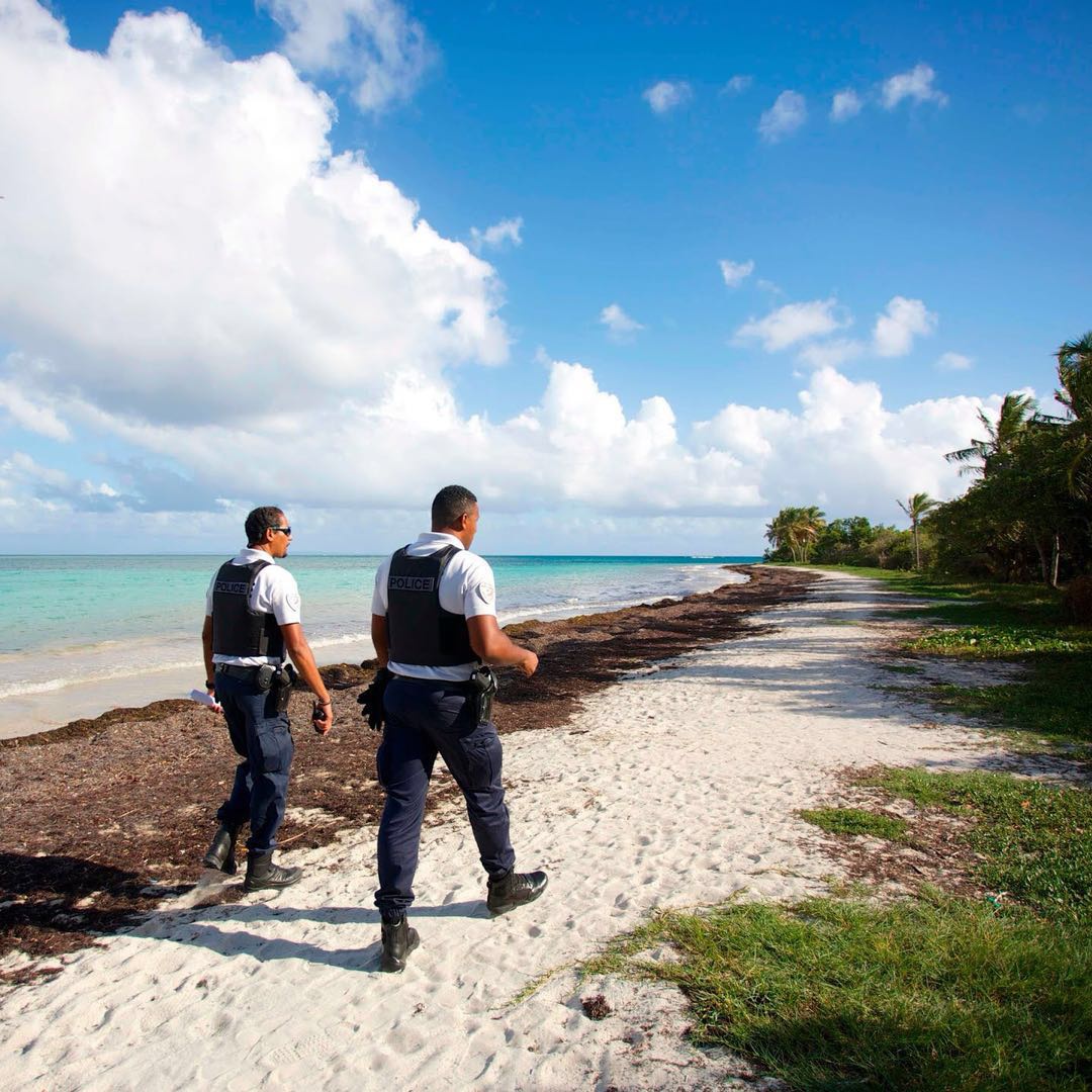 警察巡视被关闭的法属瓜德罗普岛屿海滩（图源：Getty）