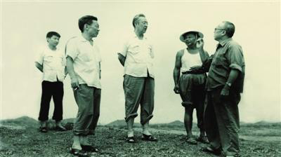 1978年8月，习仲勋（左三）在广东惠阳农村调研。在清华大学读书的习近平（左一）利用暑假时间参加社会实践，随同父亲一起下乡。（图片来源：《习仲勋画传》）