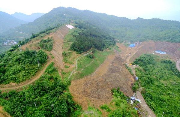 供图6月17日下午,在完成当天对胡家岭滑坡体监控量测后,重庆万州环线