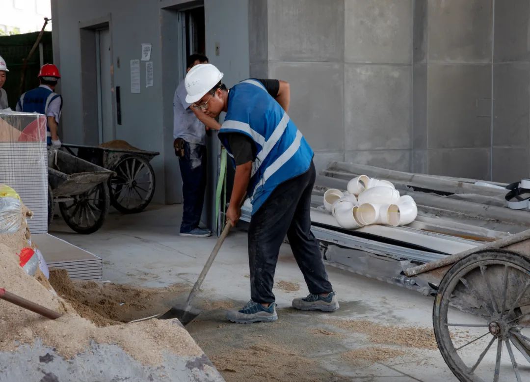 小人物酷夏施工员在工地的一天