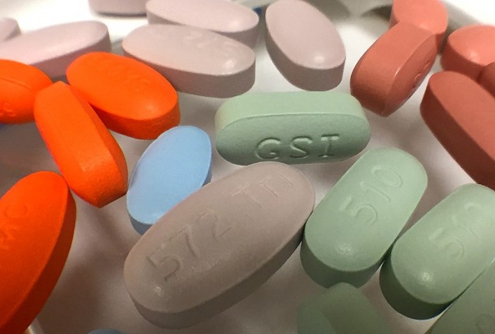 影响了艾滋病治疗药物的生产和经销,可能引发价格上涨和供应问题,甚至