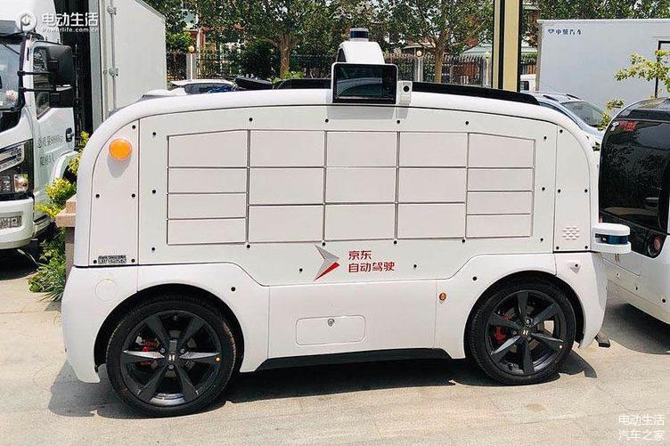 新石器无人物流车出街京东快递再添新玩具
