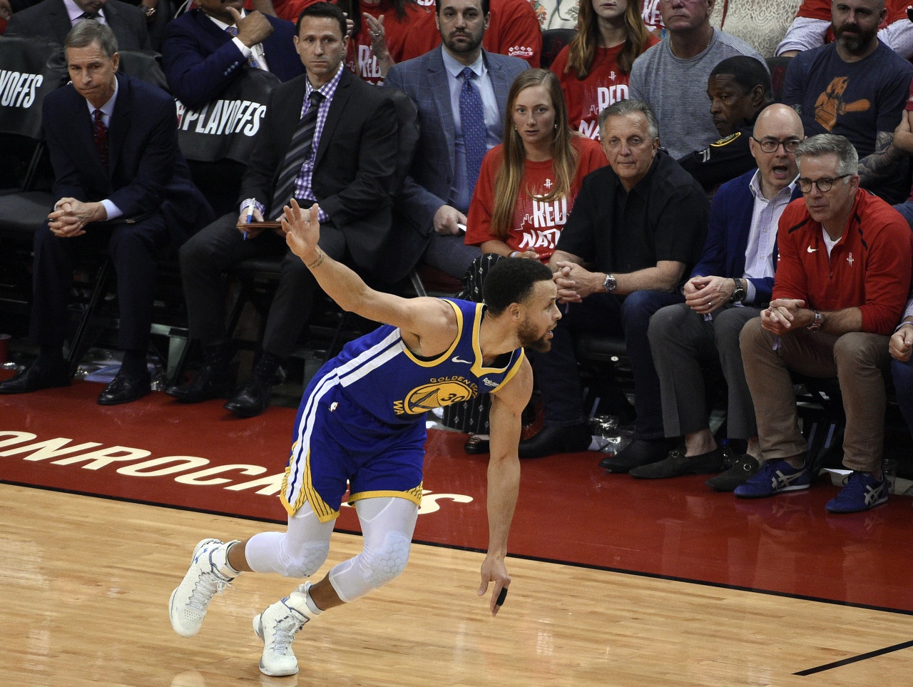 NBA战报勇士险胜湖人库里狂砍45分带队逆转