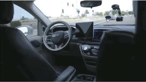 ▲十年前Waymo自动驾驶车辆通过路口时决策混乱