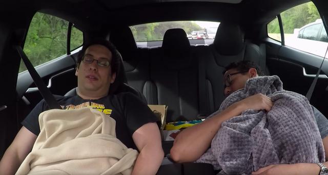 特斯拉正式启用车内摄像头，你距离成为“网红”还有多远？