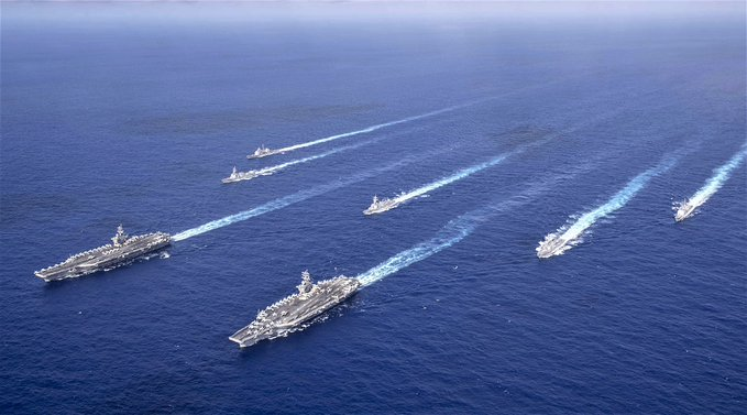 两个航母打击大队全部兵力合影 图源:美国海军