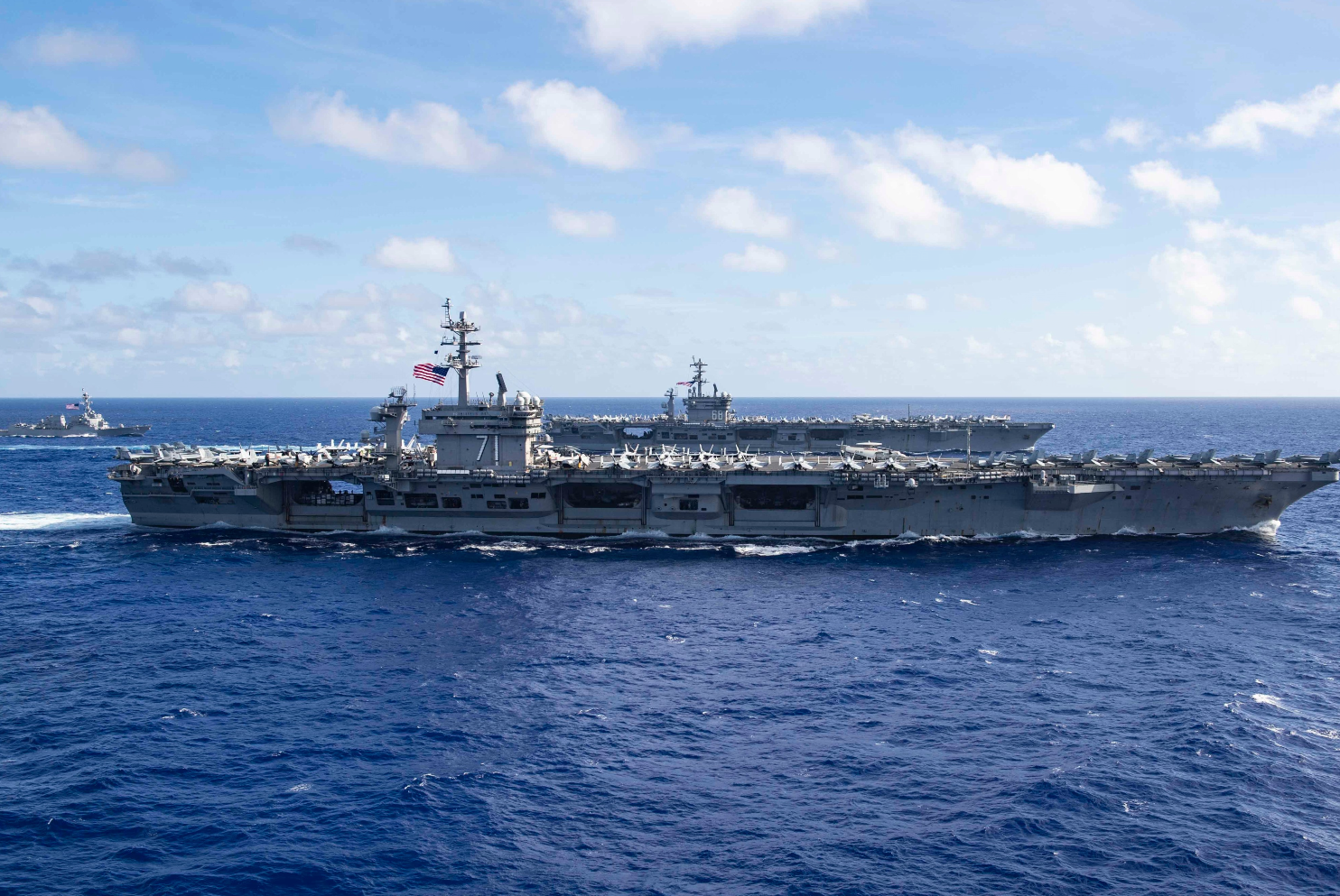 “尼米兹”号航母(CVN-68)与“罗斯福”号航母(CVN-71)合影 图源:美国海军