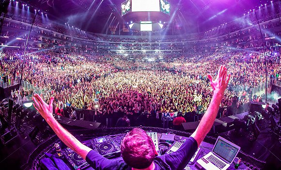 封锁太久英国兴起地下派对警察驱散人群反被打伤