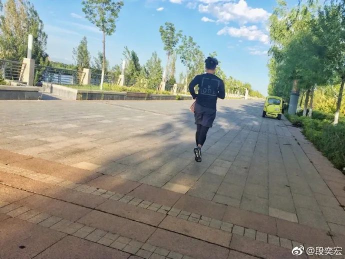 47岁段奕宏身材炸裂:人到中年,靠跑步阻止油腻!