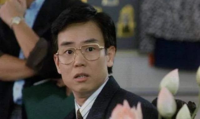 74岁黄百鸣开游艇派对秀身材:自律的人到底有多爽.