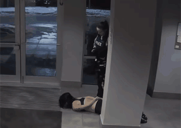 事发公寓监控显示，布朗宁在公寓走道里将王莫娜拖行，甚至一度脚踩其头部&nbsp;视频截图据加拿大环球新闻