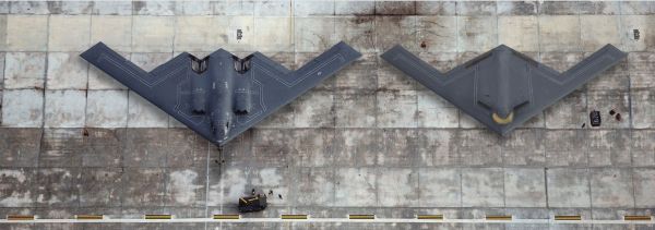 B-21轰炸机（右）和B-2轰炸机并排停放的电脑想象图（美国雅虎新闻网站）