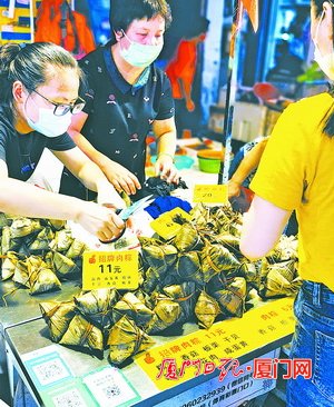 ▲各种粽子琳琅满目。