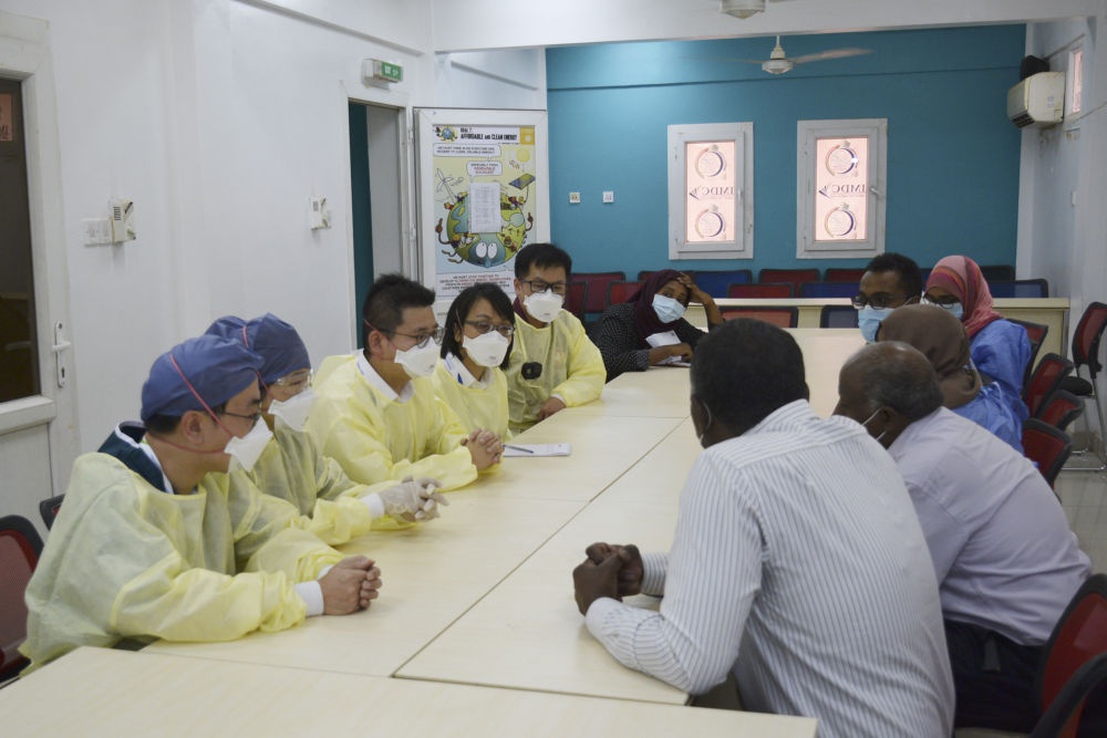 6月2日，在苏丹喀土穆的易卜拉欣·马利克教学医院，中国抗疫医疗专家组成员同苏丹医务工作者交流。新华社记者马意翀摄