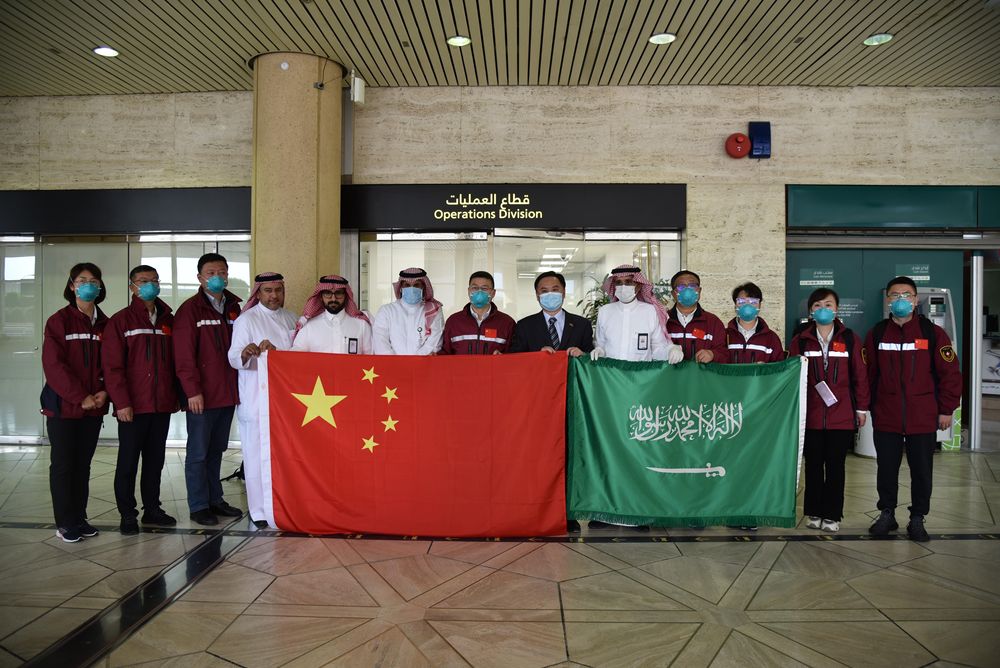 4月15日，中国政府抗疫医疗专家抵达沙特阿拉伯首都利雅得哈立德国王国际机场后留影。新华社记者涂一帆摄