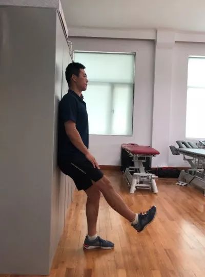 单腿靠墙半蹲 难度指数:★★★★ 增强腿力效果