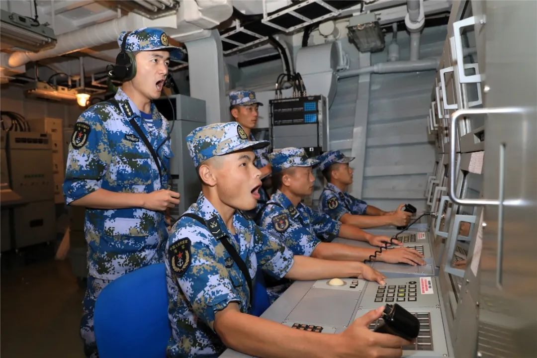 "声纳兵全神贯注,不放过任何异常声响.