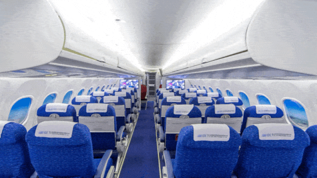 他们将转飞国产飞机arj21一二三航空首批14名乘务员亮相