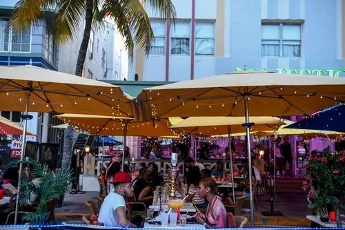 6月26日，人们在美国佛罗里达州迈阿密滩一处餐馆用餐。新华社/法新