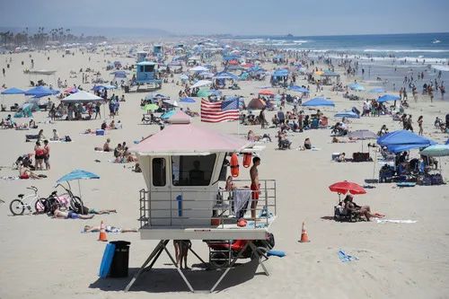 6月27日，人们在美国加利福尼亚州亨廷顿海滩游玩。新华社/美联