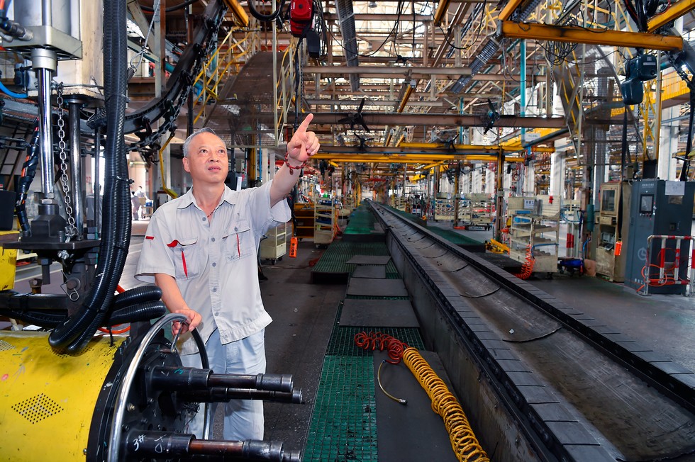 再过几天就要退休了,工作了40多年的安全员讲述着这里曾经发生过的