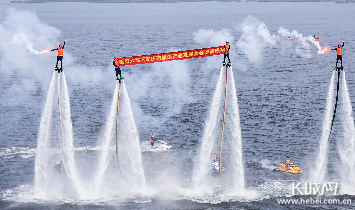 水上飞龙表演.旅发大会新闻中心 供图
