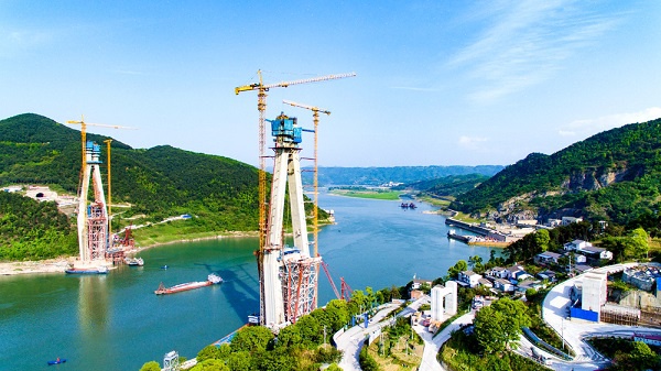 重庆铁路枢纽东环线明月峡长江特大桥塔柱即将全面封顶.